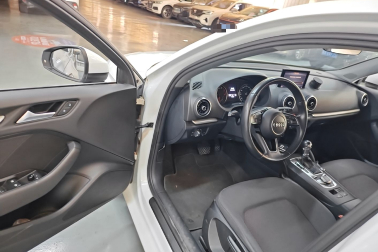 Audi A3 2018 car image #16