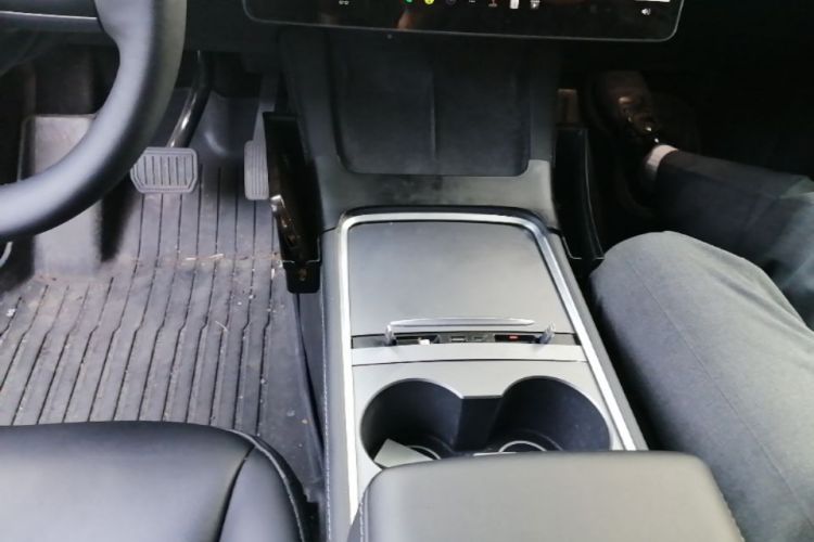 Tesla Model Y 2024 #14 Tesla Model Y 2024 immagine di auto #14