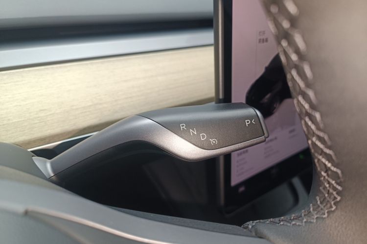 Tesla Model Y 2023 car image #18