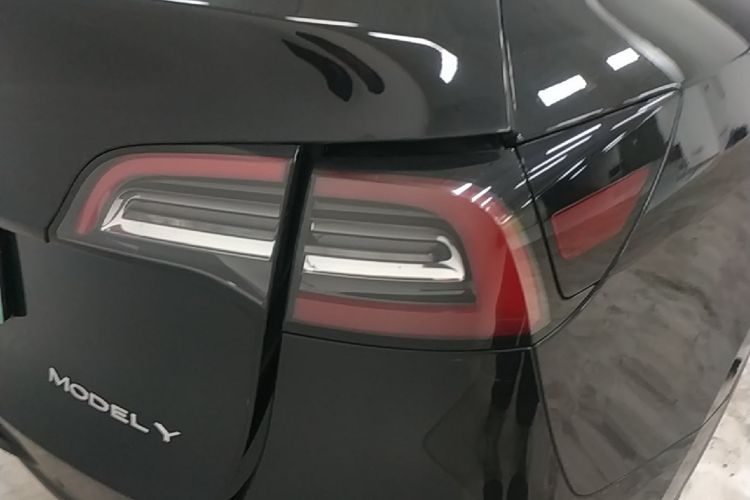 Tesla Model Y 2021 immagine di auto #8