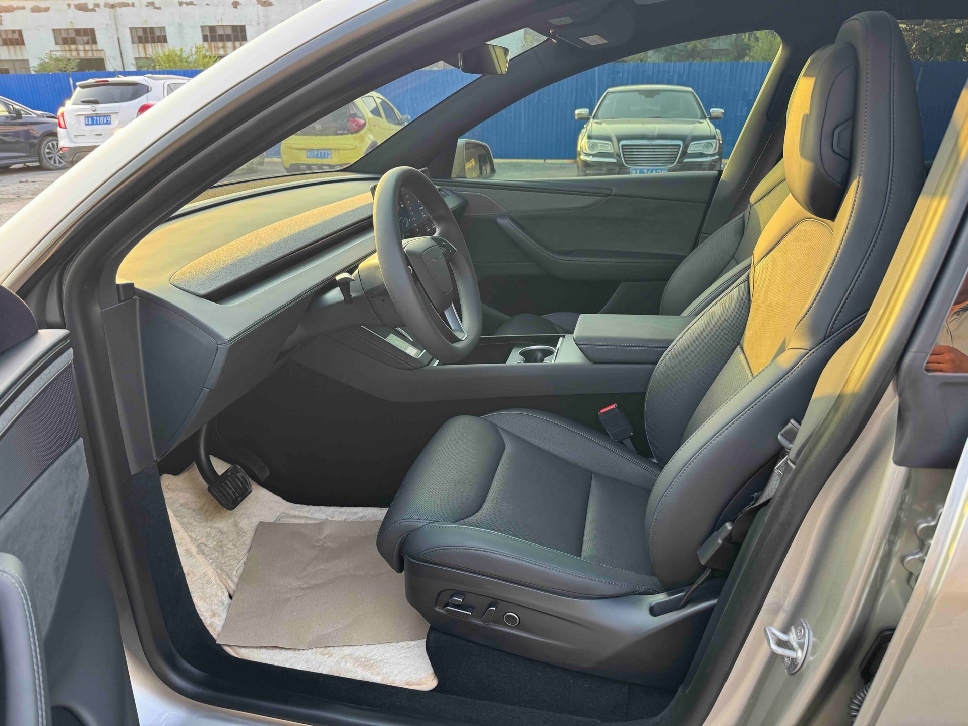 Tesla Model Y L 2025 imagem de carro #6