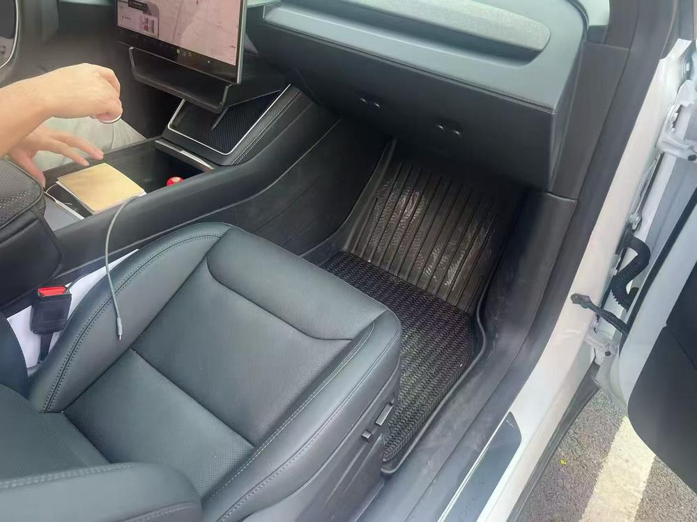 Tesla Model Y 2026 immagine di auto #8