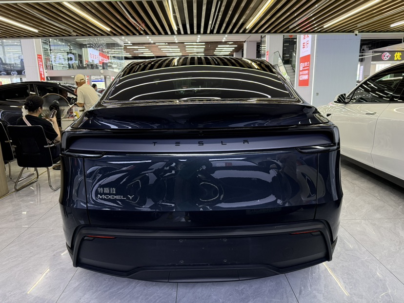 Tesla Model Y 2025 #8 Tesla Model Y 2025 car image #8