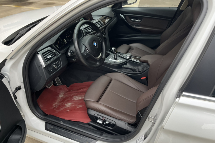 BMW 3 Series 2018 car image #19