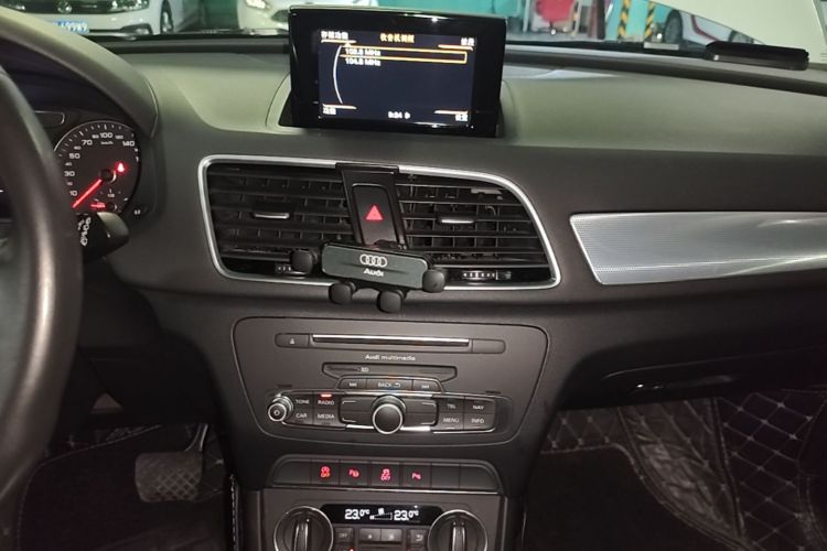 Audi Q3 2018 car image #13