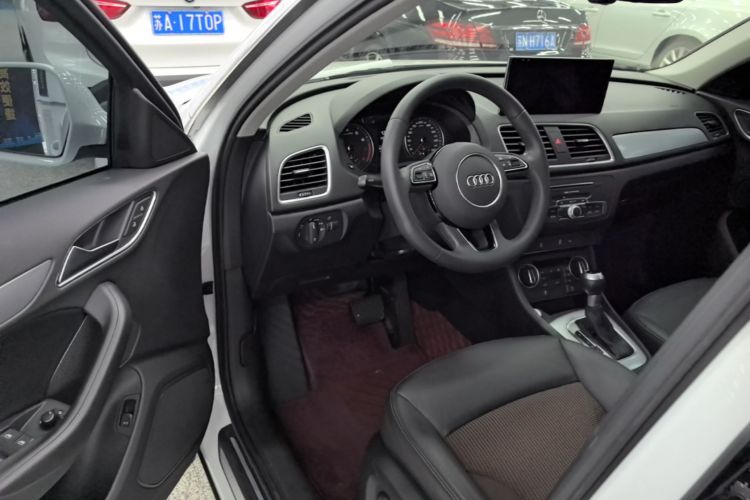 Audi Q3 2019 car image #16