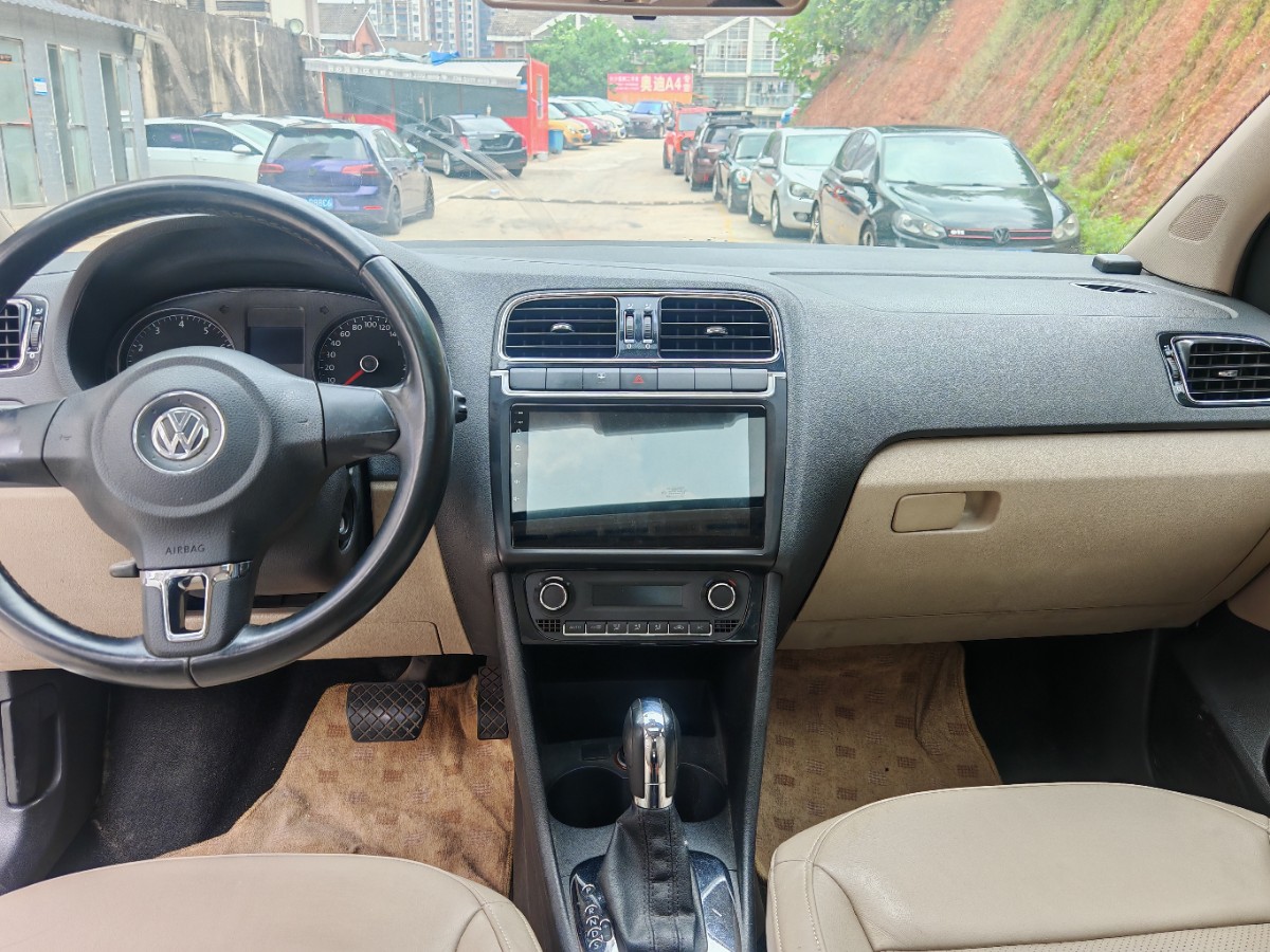Volkswagen Polo 2012 car image #6