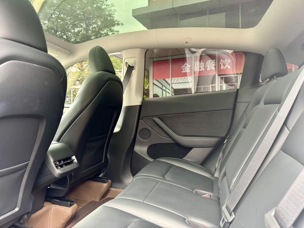 Tesla Model Y 2023 car image #9