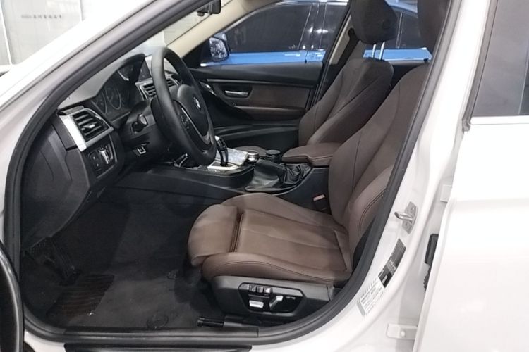 BMW 3 Series 2018 car image #15