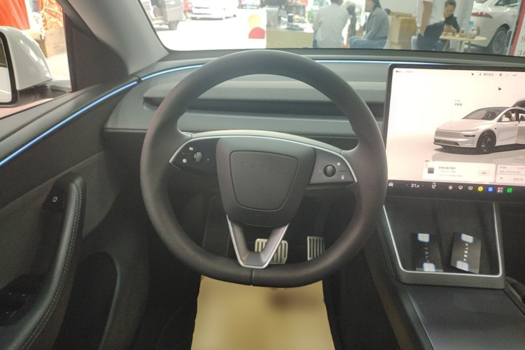 Tesla Model Y 2025 car image #11