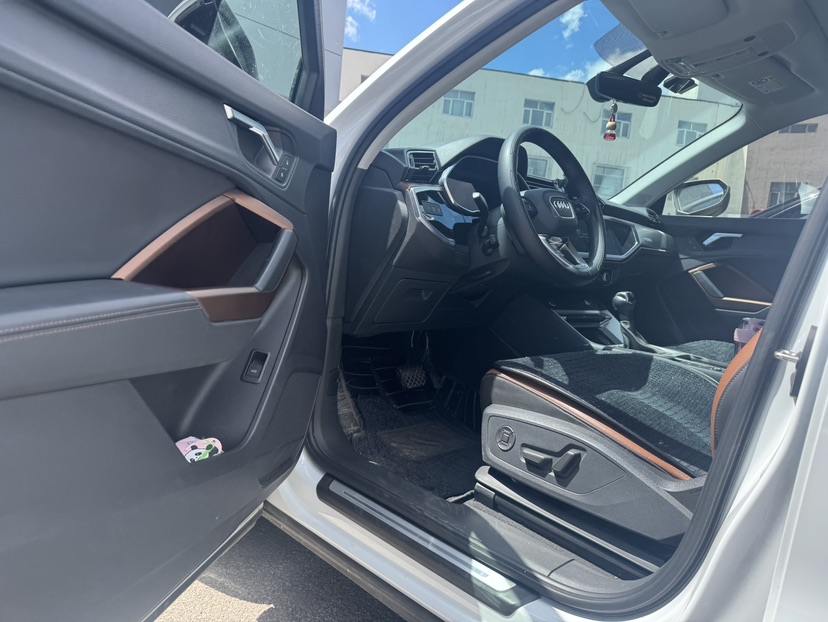Audi Q3 2022 car image #3