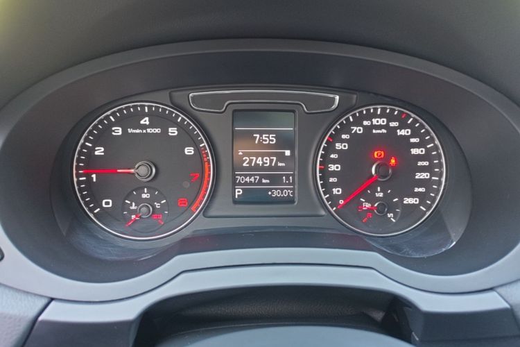 Audi Q3 2016 car image #12