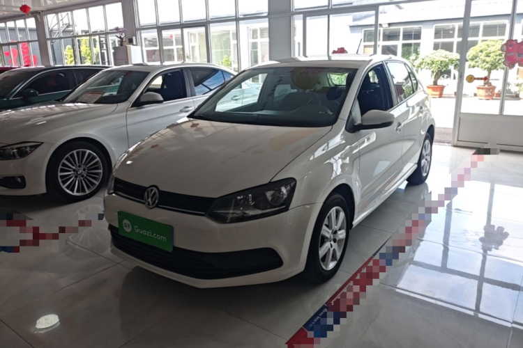 Volkswagen Polo 2015 car image #2