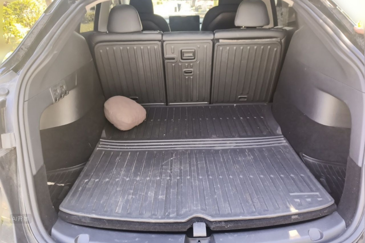 Tesla Model Y 2024 car image #21