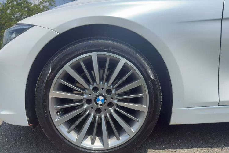BMW 3 Series 2019 car image #10