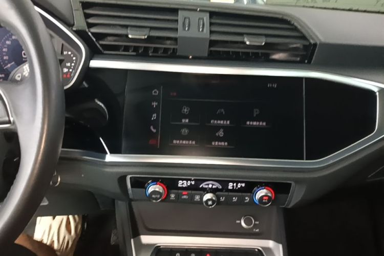 Audi Q3 2020 car image #17