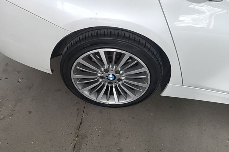 BMW 3 Series 2019 car image #10