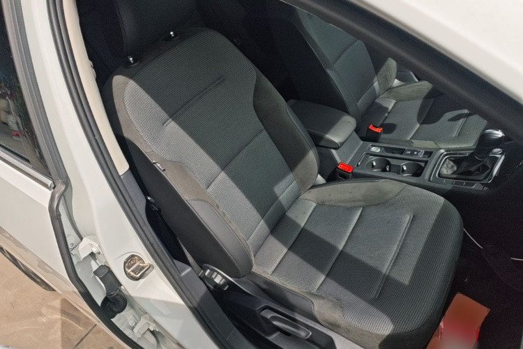 Volkswagen Golf 2020 car image #24