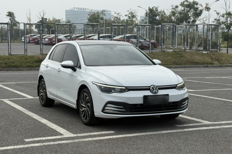 Volkswagen Golf 2023 car image #4
