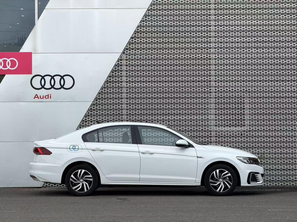 2019 car image #5