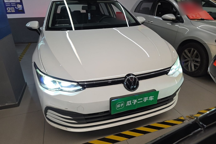 Volkswagen Golf 2023 car image #3