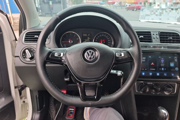 Volkswagen Polo 2018 car image #11