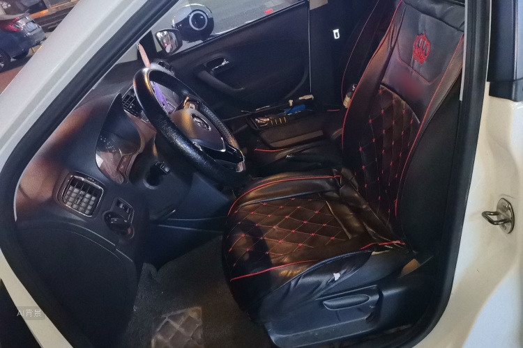 Volkswagen Polo 2016 car image #17