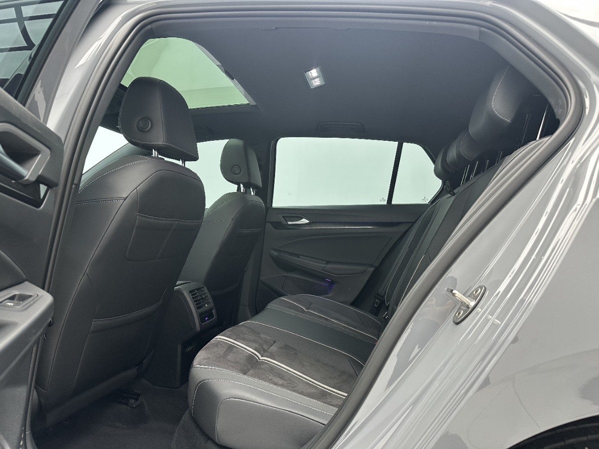 Volkswagen Golf 2023 car image #6