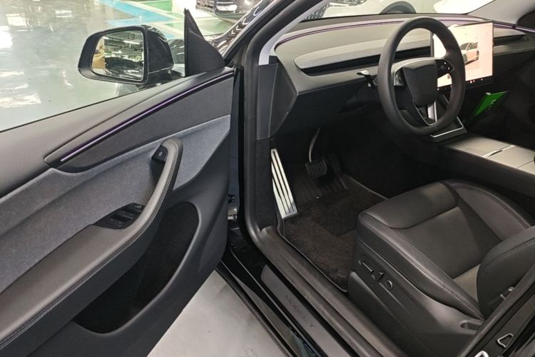 Tesla Model Y 2025 #16 Tesla Model Y 2025 car image #16