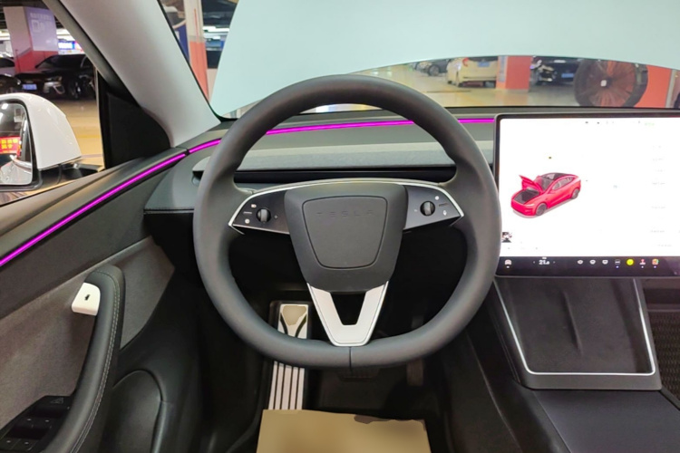 Tesla Model Y 2025 immagine di auto #11