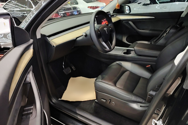 Tesla Model Y 2023 car image #16