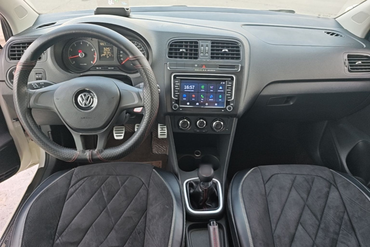 Volkswagen Polo 2015 car image #10