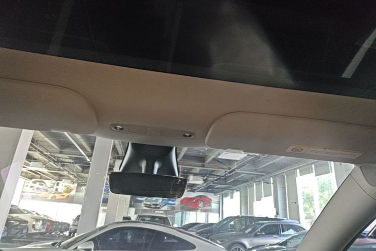Tesla Model Y 2021 car image #18