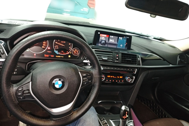 BMW 3 Series 2019 car image #10