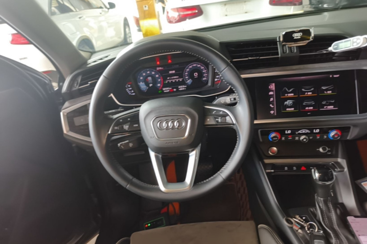 Audi Q3 2020 car image #15
