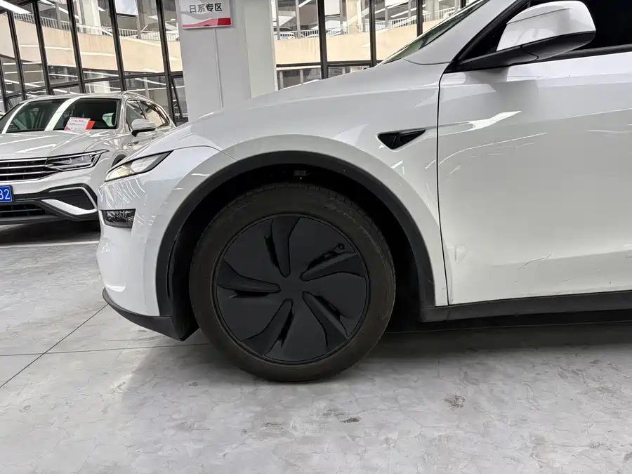 Tesla Model Y 2025 #14 Tesla Model Y 2025 car image #14
