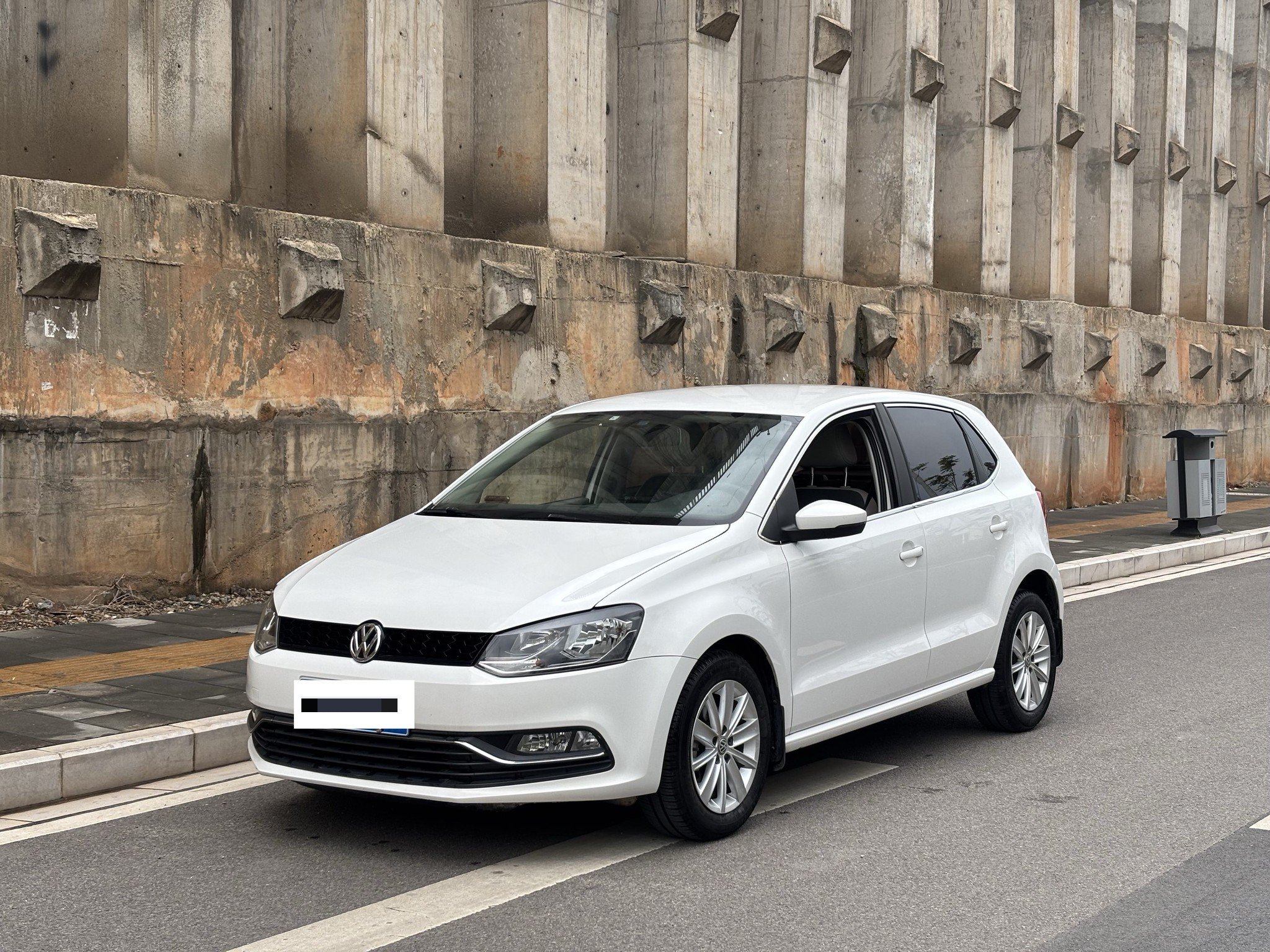 Volkswagen Polo 2015 Volkswagen Polo 2015 car image