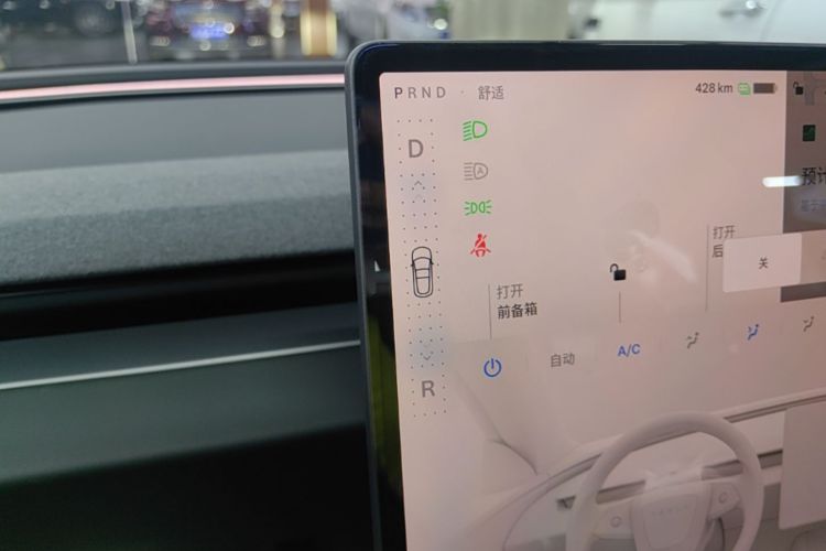 Tesla Model 3 2026 immagine di auto #18