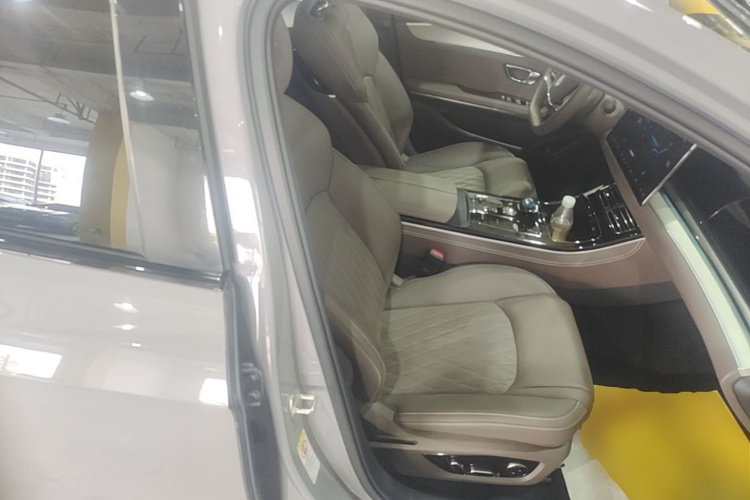BYD Han 2025 car image #24