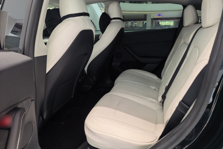 Tesla Model Y 2023 car image #18