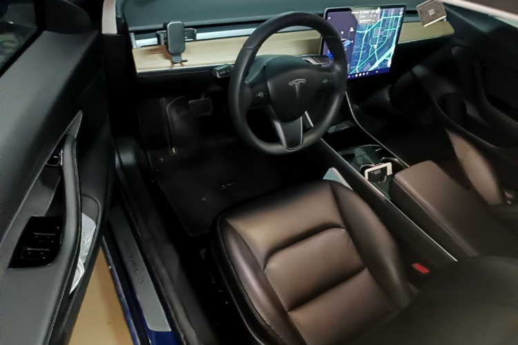 Tesla Model 3 2020 car image #16