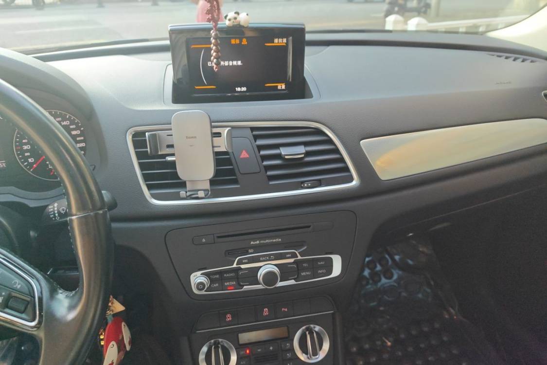 Audi Q3 2016 car image #28