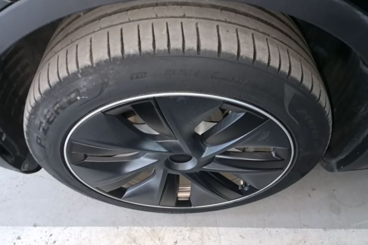 Tesla Model Y 2023 صورة سيارة #9