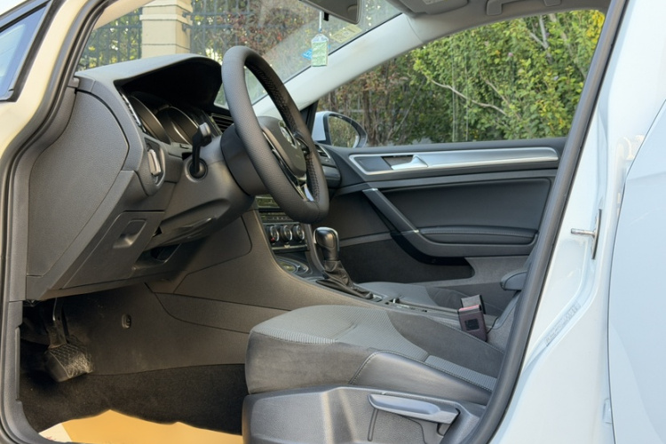 Volkswagen Golf 2018 car image #23