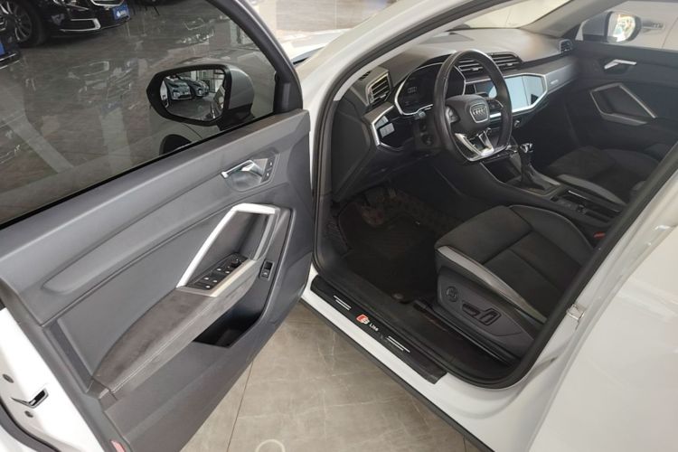 Audi Q3 2022 car image #16