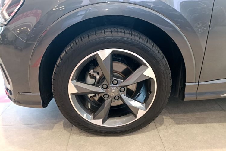 Audi Q3 2020 car image #9