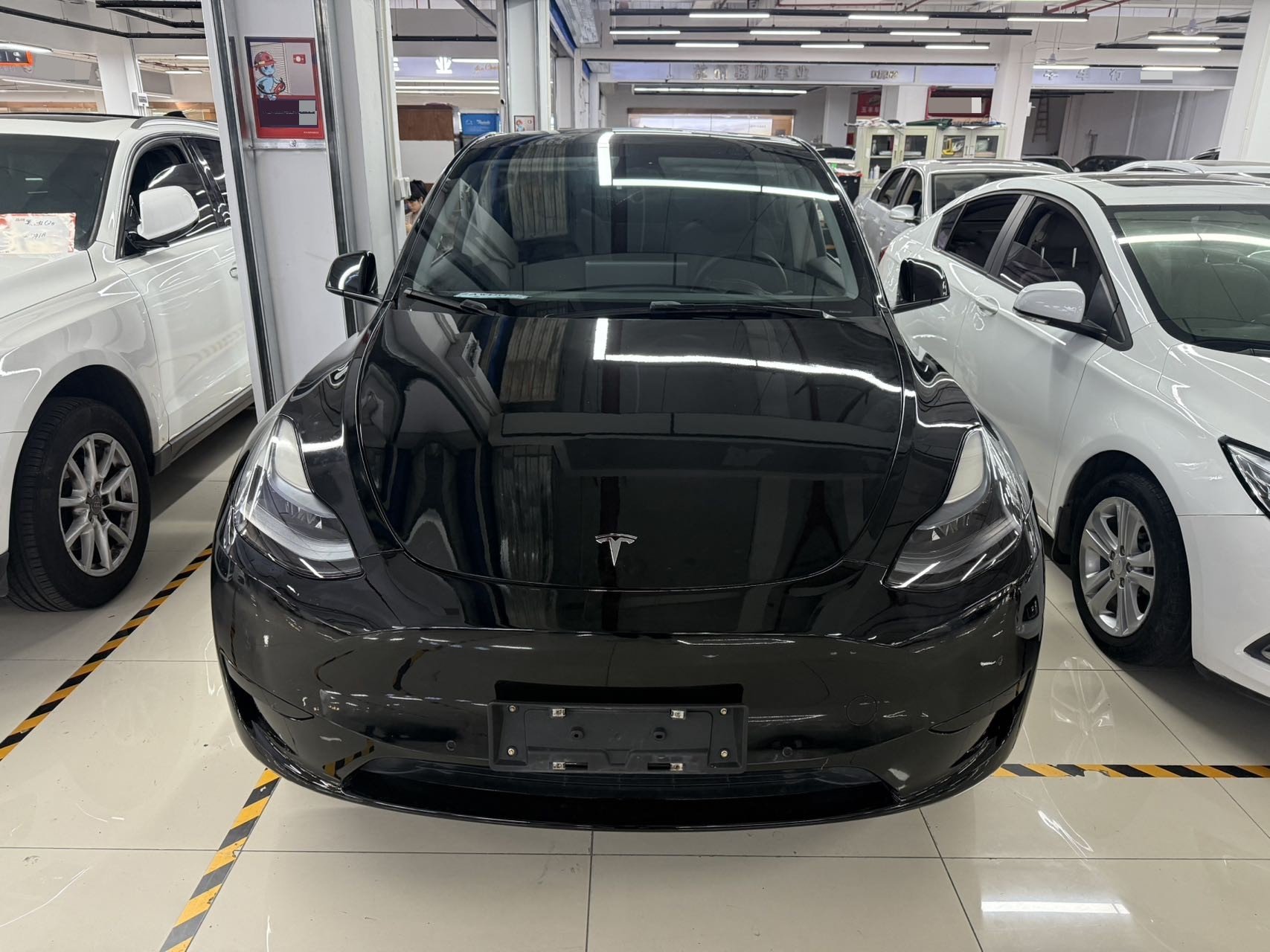 Tesla Model Y 2023 car image #2