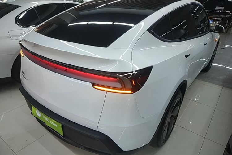 Tesla Model Y 2025 car image #7
