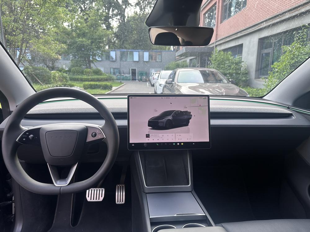 Tesla Model Y 2025 #8 Tesla Model Y 2025 car image #8