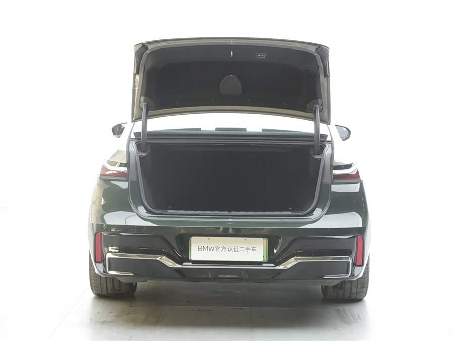 BMW i7 M70L 2023 car image #7